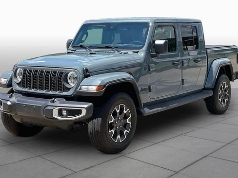 Used 2025 Jeep Gladiator Sport w/ Premium Package AWD/4WD image 2