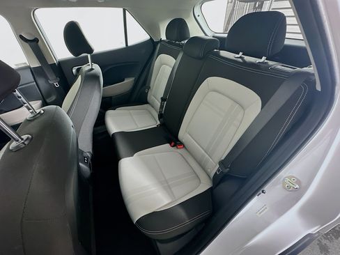 Used 2025 Hyundai Venue SEL FWD image 27