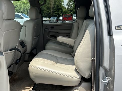 Used 2004 Chevrolet Suburban LT w/ Preferred Equipment Group RWD image 15