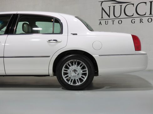 Used 2008 Lincoln Town Car Signature Limited RWD image 34