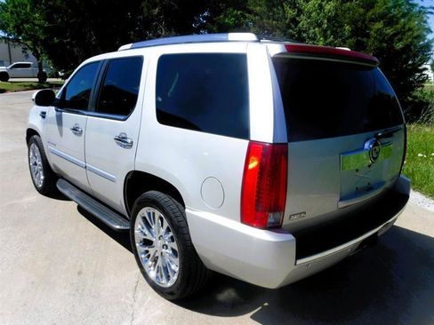 Used 2011 Cadillac Escalade Luxury image 12