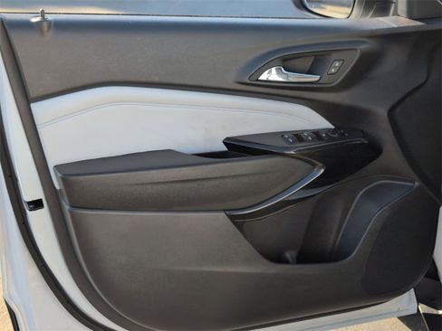 Used 2025 Chevrolet Trax LT w/ LT Convenience Package image 16