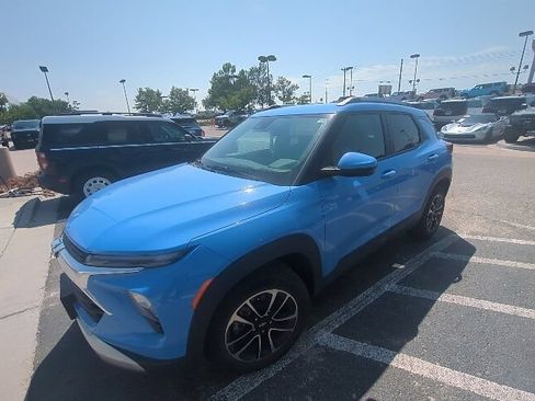 Used 2024 Chevrolet TrailBlazer LT w/ LT Cold Weather Package FWD image 2