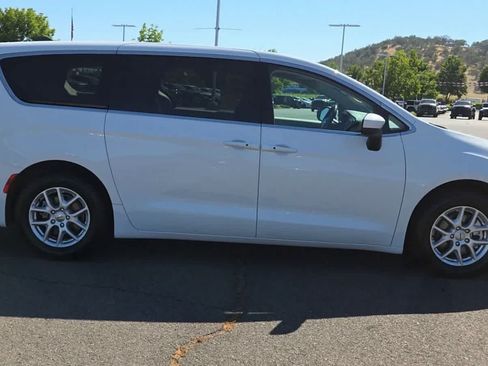 Used 2022 Chrysler Voyager LX FWD image 9