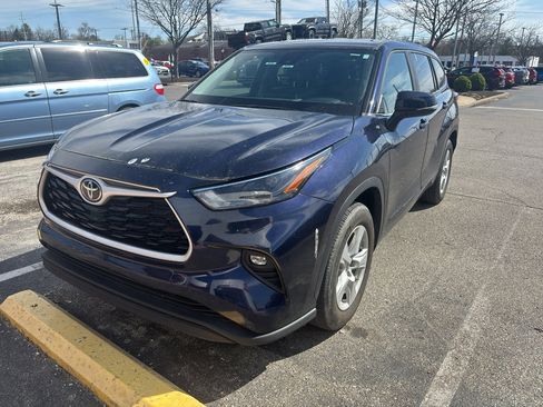 Used 2023 Toyota Highlander LE image 3