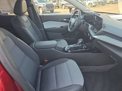 Used 2025 Chevrolet Trax LT FWD image 9
