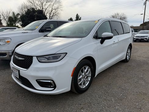 Used 2023 Chrysler Pacifica Touring-L image 4