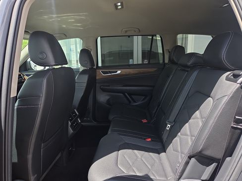 Used 2025 Volkswagen Atlas SE FWD image 6