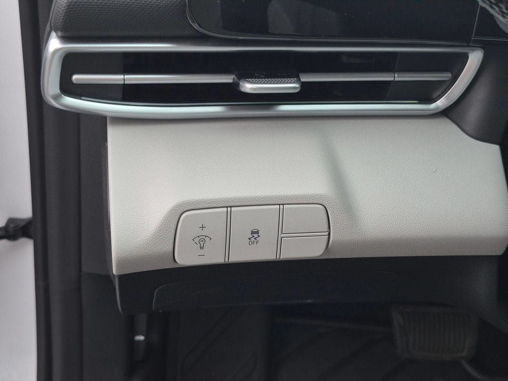 Used 2025 Hyundai Elantra Limited FWD image 15