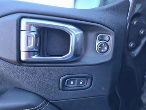 Used 2025 Jeep Wrangler Unlimited Sahara image 35