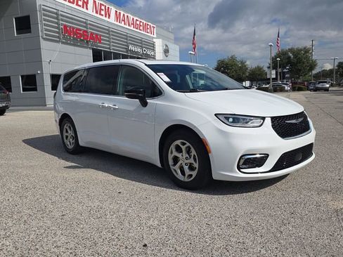 Used 2024 Chrysler Pacifica Limited image 2