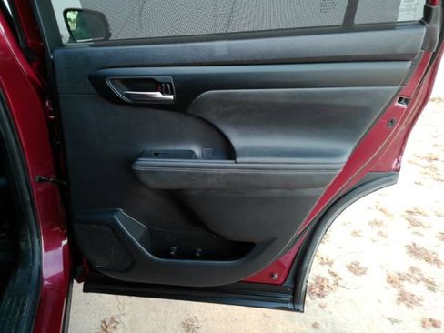 Used 2021 Toyota Highlander XLE image 27