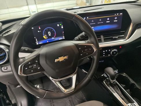 Certified 2025 Chevrolet Trax LT w/ LT Convenience Package FWD image 17