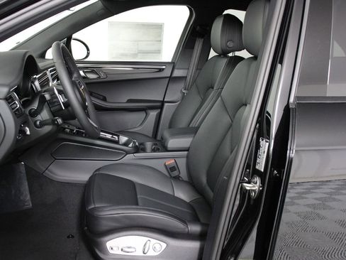 New 2026 Porsche Macan image 5