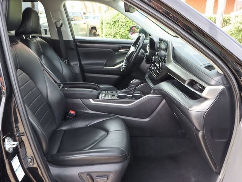 Used 2021 Toyota Highlander XLE AWD/4WD image 41
