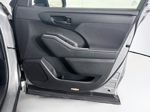 Used 2025 Toyota Highlander LE image 33