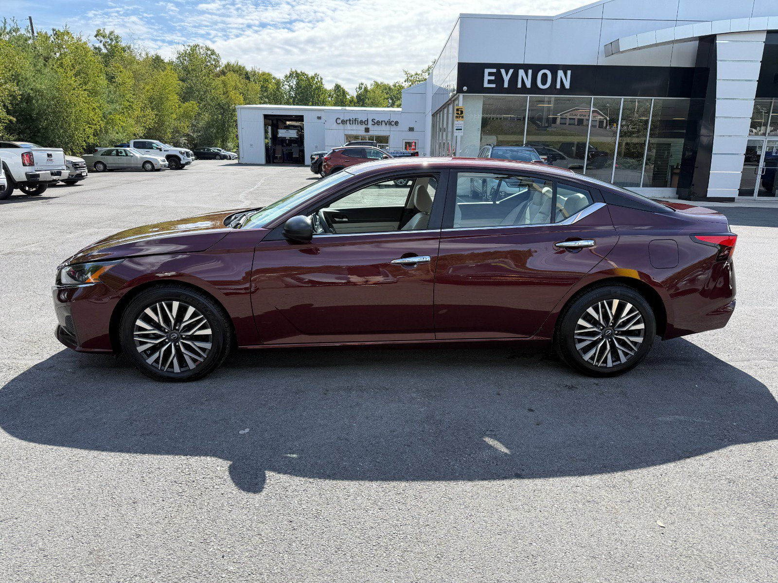 Used 2025 Nissan Altima 2.5 SV FWD image 2