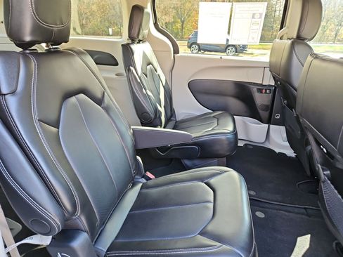 Used 2024 Chrysler Pacifica Touring-L FWD image 17