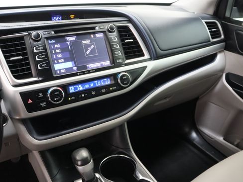 Used 2019 Toyota Highlander XLE FWD image 16