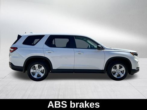 Used 2023 Honda Pilot LX image 7