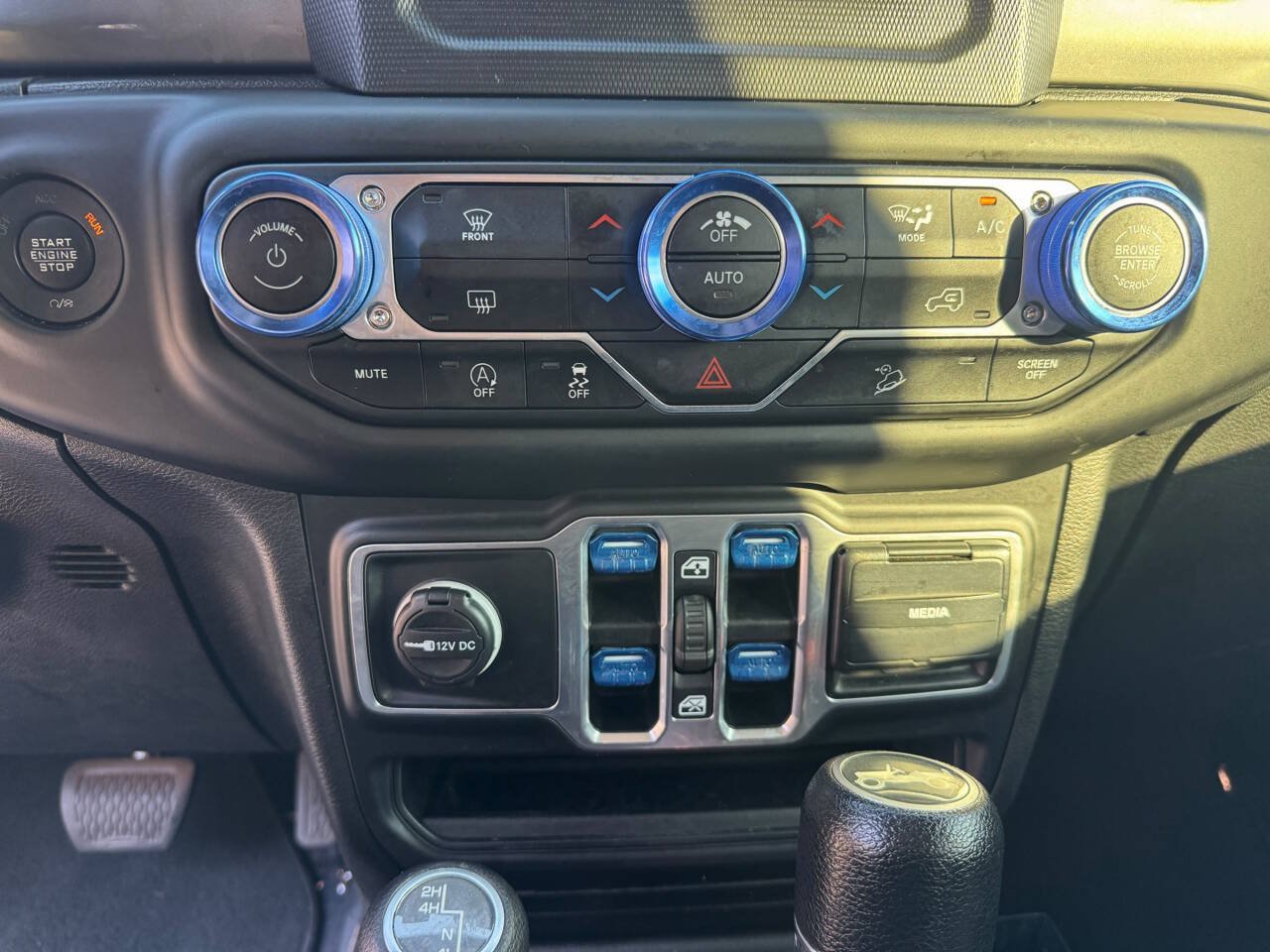 Used 2018 Jeep Wrangler Unlimited Sahara w/ LED Lighting Group AWD/4WD image 24