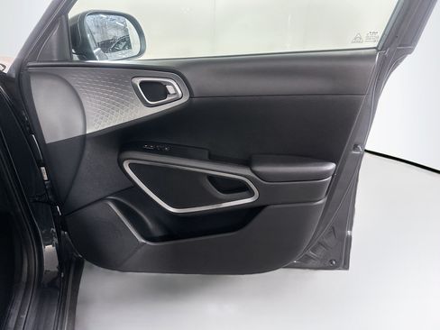 Used 2025 Kia Soul LX w/ LX Technology Package FWD image 30