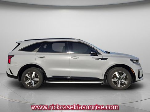 Used 2022 Kia Sorento EX w/ Panoramic Sunroof Package FWD image 5