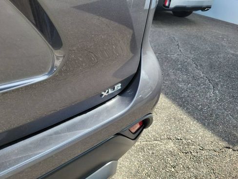 Used 2024 Toyota Highlander XLE FWD image 8
