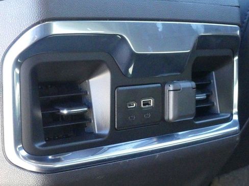 Used 2022 Chevrolet Silverado 1500 High Country w/ Technology Package AWD/4WD image 34