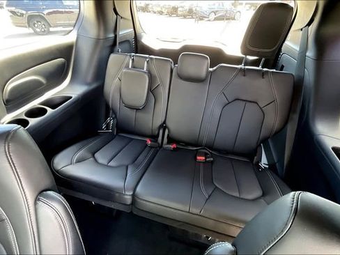 New 2025 Chrysler Pacifica Select image 49