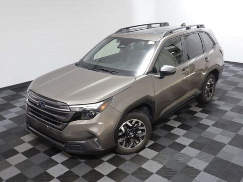 Used 2025 Subaru Forester Premium AWD/4WD image 2