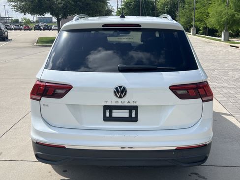 Used 2023 Volkswagen Tiguan SE w/ Panoramic Sunroof Package image 9
