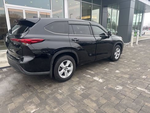 Used 2021 Toyota Highlander LE image 10