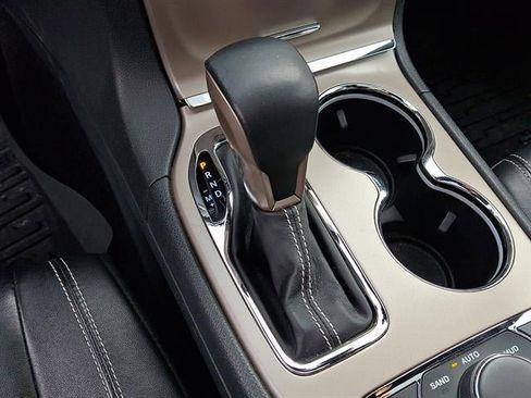 Used 2017 Jeep Grand Cherokee Limited image 16