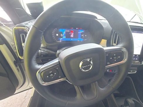 Used 2025 Volvo XC40 B5 Core AWD/4WD image 9