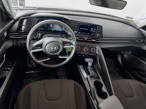 Certified 2025 Hyundai Elantra SE FWD image 22