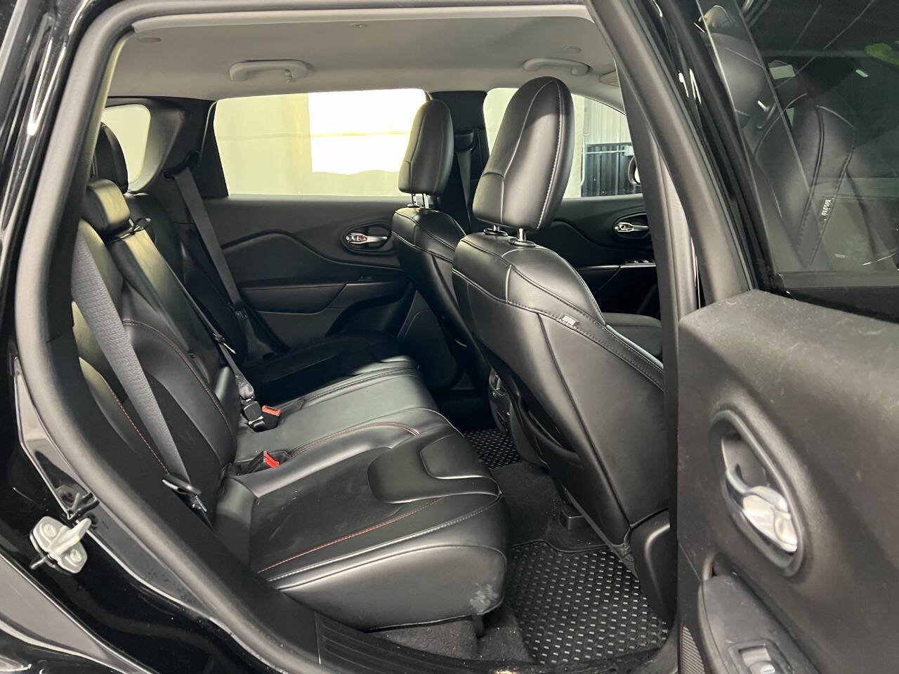 Used 2019 Jeep Cherokee Trailhawk w/ Comfort/Convenience Group AWD/4WD image 10