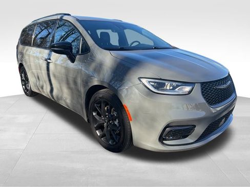 Used 2025 Chrysler Pacifica Limited image 8