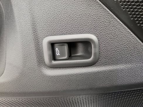 New 2025 Volkswagen Tiguan SE image 10