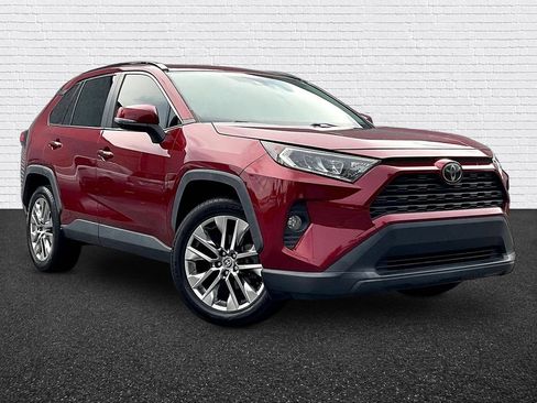 Used 2020 Toyota RAV4 XLE Premium FWD image 3