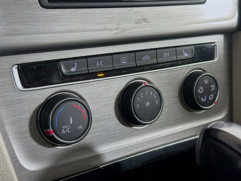 Used 2016 Volkswagen Golf Limited Edition image 23