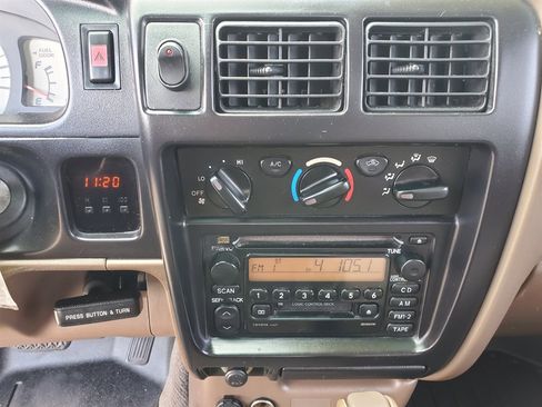 Used 2003 Toyota Tacoma w/ SR5 Package image 17