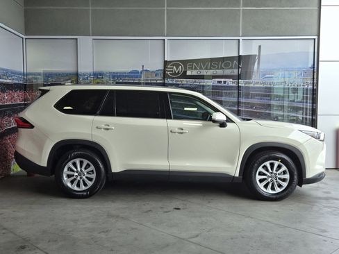 Certified 2024 Toyota Grand Highlander XLE image 4