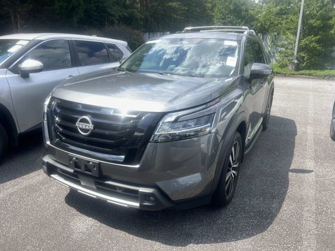 Certified 2024 Nissan Pathfinder Platinum w/ Black Appearance Package AWD/4WD image 2