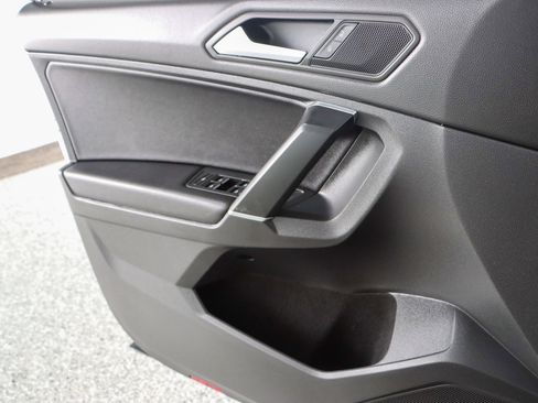 Used 2020 Volkswagen Tiguan SE image 22