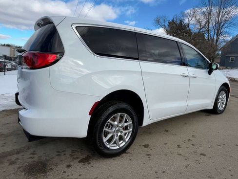 Used 2023 Chrysler Voyager LX image 4
