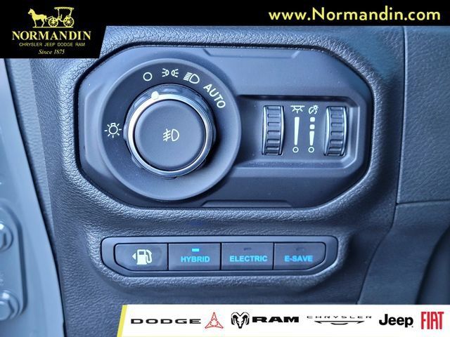 Used 2022 Jeep Wrangler Unlimited Sahara AWD/4WD image 14