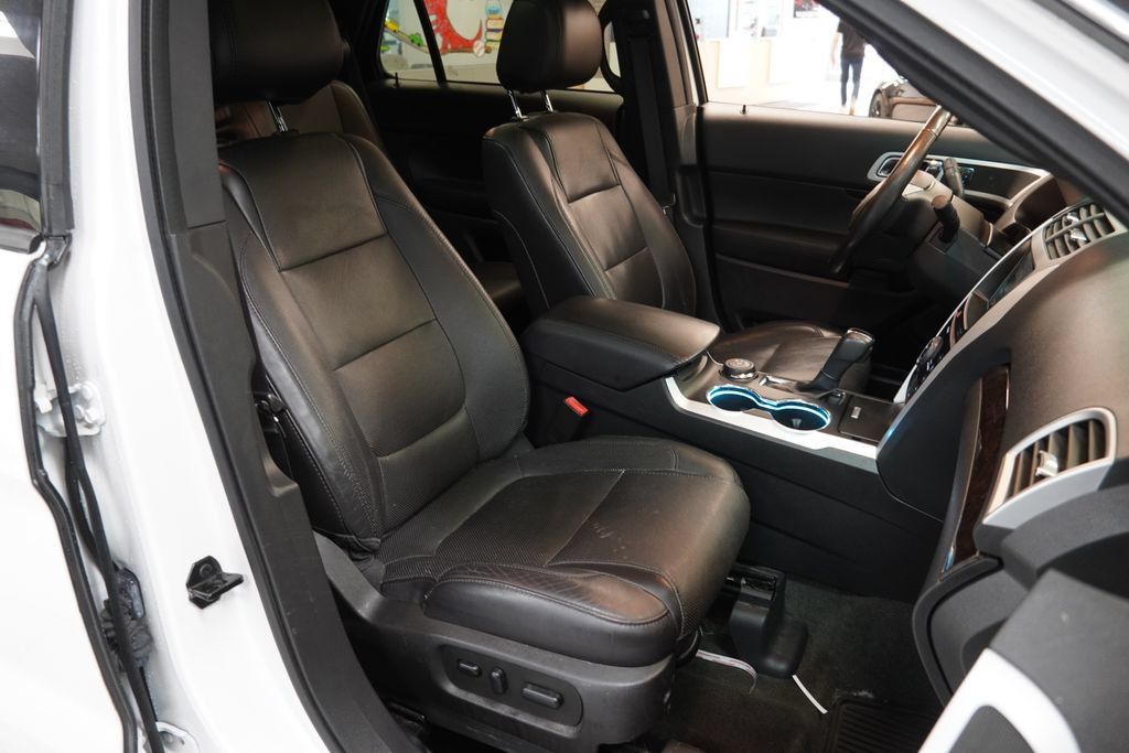 Used 2014 Ford Explorer Limited w/ Equipment Group 302A AWD/4WD image 26