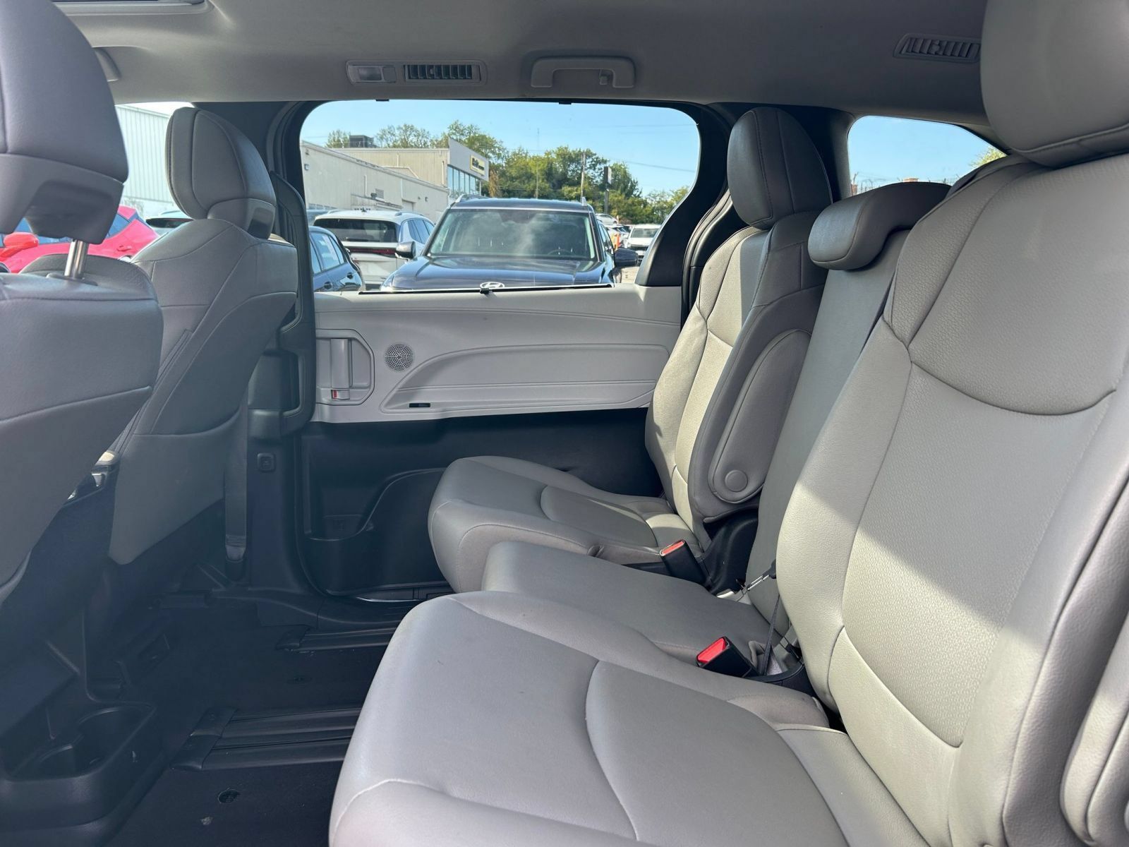 Used 2025 Toyota Sienna XLE FWD image 21