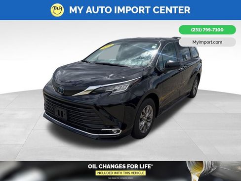 Used 2023 Toyota Sienna XLE AWD/4WD image 3